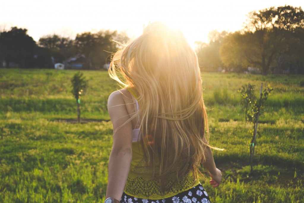 running_girl_morning_light_sol