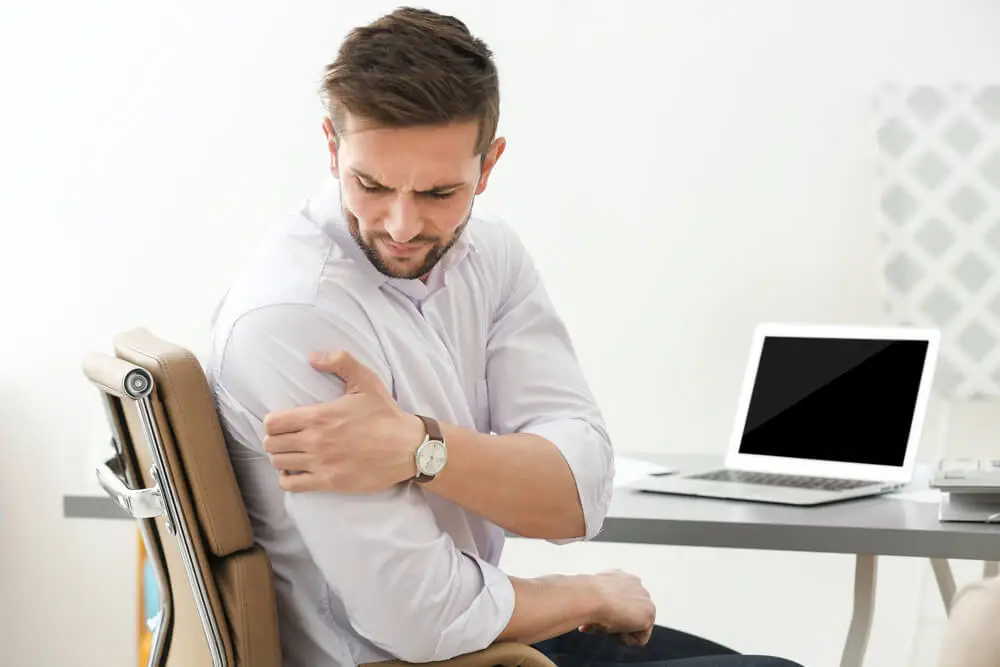 When to see a physical therapist for shoulder pain shutterstock 562206061 rotator cuff tendinitis