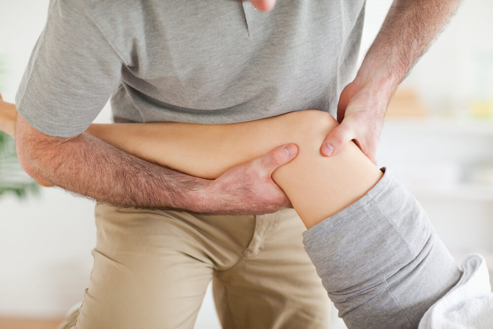 3 causes of pain or discomfort in the muscles above the knee shutterstock 84253378 knee physical therapy
