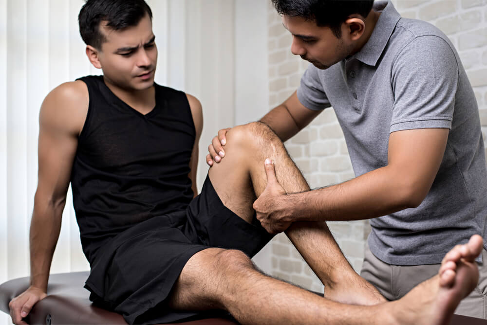 8 reasons why you might experience knee buckling shutterstock 728175802 physical therapy for knee arthritis