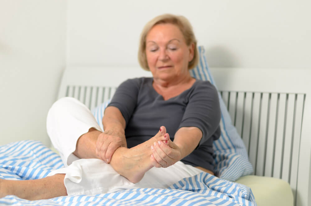 stabbing pain in foot side