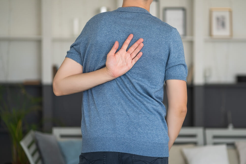 What are the top causes of pain between the shoulder blades? shutterstock 2082217513 what causes pain between shoulder blades